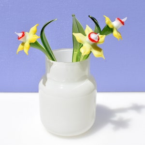Handmade Light Yellow Glass Daffodil Flower Sculpture (7.5 inch)