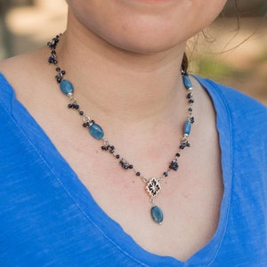 Lapis et bleu teint collier de Jade avec la livre sterling Centre fleur de diamant. 16 « + 2 » réglable.