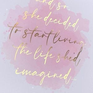 Y así decidió empezar a vivir la vida que imaginaba. Impresión en lámina dorada, arte de pared, impresión inspiradora, cita inspiradora, decoración de oficina. imagen 3