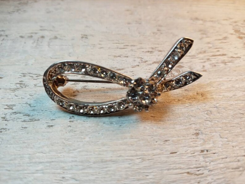 Vintage SP W LIND Signed Silver Plated Ribbon and Flower with Clear Crystal Rhinestones Pin Brooch