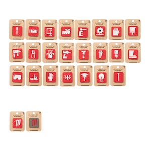 Peut inclure: Ensemble de patchs ID rouges avec des icônes d'outils blancs, comme un marteau, une perceuse et une clé. Chaque patch porte l'inscription "ID PATCH TAT" et une adresse de site web. Les patchs sont présentés sur un fond neutre.