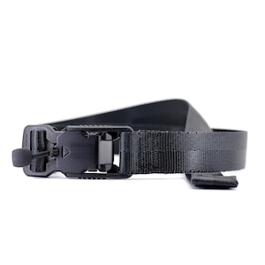 Peut inclure: Une ceinture en nylon noire avec une boucle en plastique noire. La boucle possède un mécanisme de déverrouillage rapide.