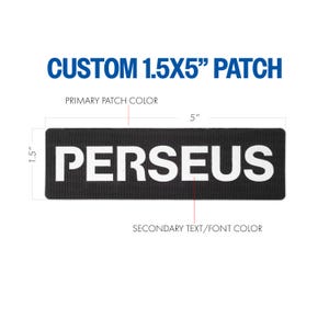 以下が含まれることがあります： 白い文字で「PERSEUS」と書かれた黒いカスタムパッチ。パッチの長さは12.7cm、幅は3.8cmです。「CUSTOM 1.5X5" PATCH」というテキストがパッチの上に青色で表示されています。