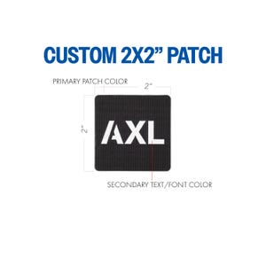 以下が含まれることがあります： 白文字で「AXL」と書かれた、黒色の正方形の5.08 x 5.08 cmパッチ。上部には青色で「CUSTOM 2X2" PATCH」と書かれています。「PRIMARY PATCH COLOR」と「SECONDARY TEXT/FONT COLOR」の文字も表示されています。