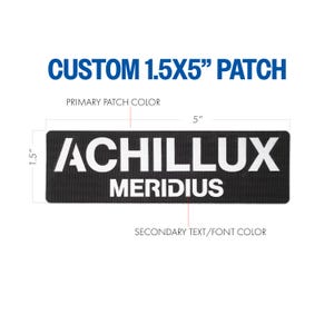 以下が含まれることがあります： 白で「ACHILLUX MERIDIUS」の文字が入った黒色の3.8 x 12.7 cmのパッチ。 「CUSTOM 1.5X5" PATCH」の文字がパッチの上に青色で表示されています。 パッチの主な色は黒で、2番目のテキスト/フォントの色は白です。