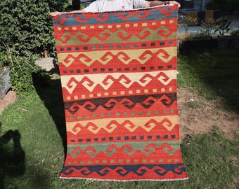 Alfombra Kilim tribal turca lavable con tinte vegetal natural de excelente calidad, envío GRATIS. PRECIO CON DESCUENTO.