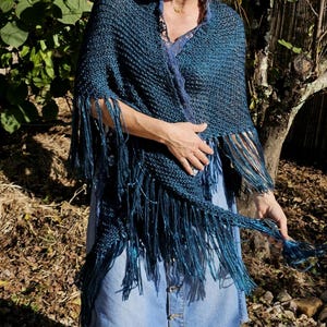 Grand Châle " Ciel orageux" tricoté à la main en France、Châle Bohême、Art à porter、Art to Wear、Boho ショール、Bouton Rose、Unique