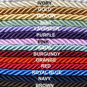 Peut inclure: Une collection de cordes torsad&eacute;es de 3/8 de pouce dispos&eacute;es horizontalement dans diverses couleurs, notamment blanc, ivoire, or, jaune, menthe, lavande, violet, rose, aqua, bordeaux, orange, rouge, bleu roi, marine, marron, argent et noir.