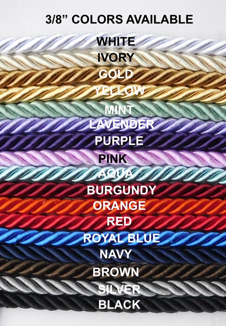 Peut inclure: Une collection de cordes torsad&eacute;es de 3/8 de pouce dispos&eacute;es horizontalement dans diverses couleurs, notamment blanc, ivoire, or, jaune, menthe, lavande, violet, rose, aqua, bordeaux, orange, rouge, bleu roi, marine, marron, argent et noir.