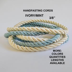 Könnte beinhalten: Handfasting-Kordeln in Elfenbein und Minze mit gedrehtem Seildesign und einem Durchmesser von 3/8 Zoll. Der Text lautet: HANDFASTING CORDS, IVORY/MINT, 3/8 inch, MORE: COLORS, QUANTITIES, LENGTHS AVAILABLE.