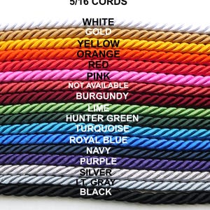 Peut inclure: Une collection de cordons torsad&eacute;s de 5/16 pouces dispos&eacute;s en rang&eacute;es horizontales, chacun &eacute;tiquet&eacute; avec sa couleur : blanc, or, jaune, orange, rouge, rose, bordeaux, citron vert, vert chasseur, turquoise, bleu roi, marine, violet, argent, gris clair et noir.