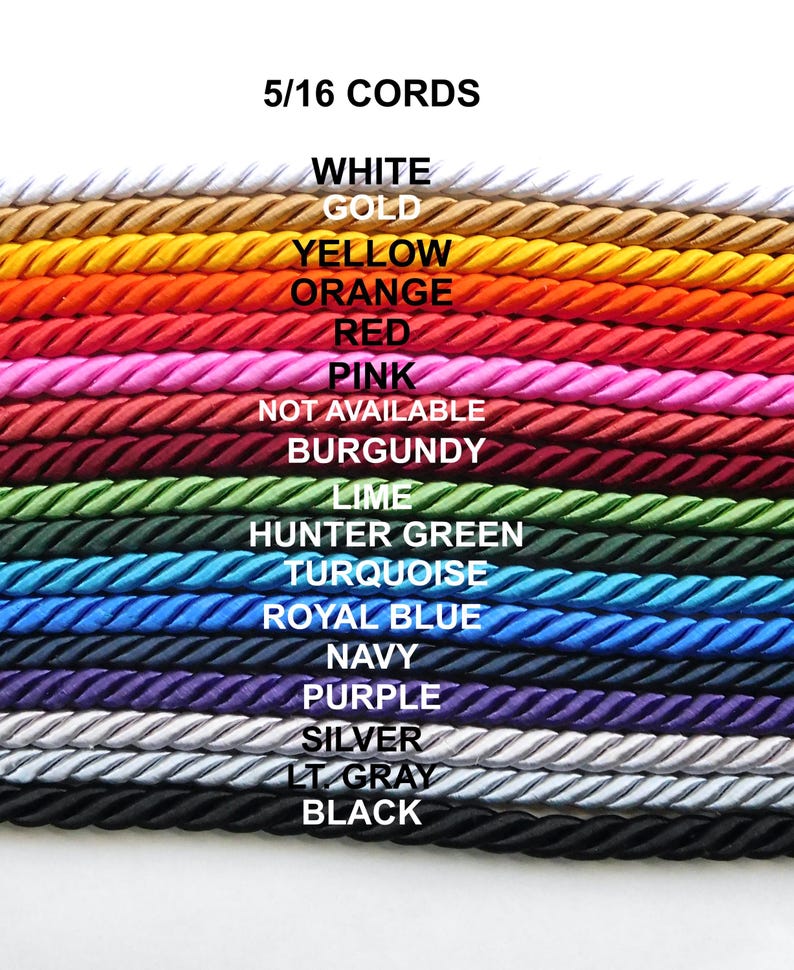 Peut inclure: Une collection de cordons torsad&eacute;s de 5/16 pouces dispos&eacute;s en rang&eacute;es horizontales, chacun &eacute;tiquet&eacute; avec sa couleur : blanc, or, jaune, orange, rouge, rose, bordeaux, citron vert, vert chasseur, turquoise, bleu roi, marine, violet, argent, gris clair et noir.