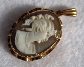Small 9ct Gold Shell Cameo Pendant
