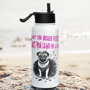 Puede incluir: Una botella de agua blanca con tapa y pajita negras, que presenta un gráfico de un pug con un tutú y un collar negros. Sobre el perro, el texto dice: I'M NOT THE BIGGER PERSON, I SUGGEST YOU LEAVE ME ALONE en letras rosas brillantes.