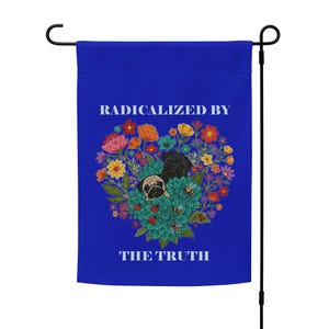 Peut inclure: Un drapeau de jardin bleu avec le texte "RADICALIZED BY THE TRUTH". Le drapeau présente un motif floral en forme de cœur avec deux illustrations de carlins. Le motif comprend des fleurs colorées et du feuillage vert.
