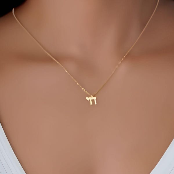 Delicado collar Chai de oro, colgante Chai hebreo, regalo de Bat Mitzvah para niña, regalo de joyería judía para ella