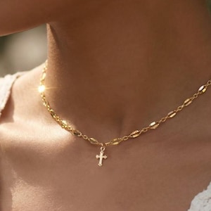 Delicato girocollo con croce: catena di paillettes riempita d'oro, regalo spirituale per lei