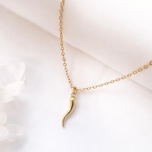 Puede incluir: Un juego de tres tazas de cerámica con un acabado mate moteado. Las tazas son de color crema, gris claro y gris oscuro. Cada taza tiene un diseño simple y minimalista y un asa redondeada.