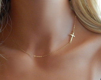 Collier croix fine pour femme Idée cadeau pour elle Croix sur le côté Symbole religieux à porter au quotidien Cadeau attentionné artisanal