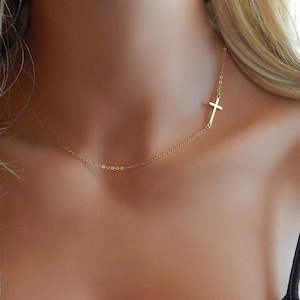 Delicado collar de cruz para mujer, idea de regalo para su cruz lateral, símbolo religioso para el uso diario, regalo reflexivo hecho a mano