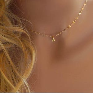 Collar con inicial, gargantilla pequeña de oro, regalo para ella, idea de regalo con letra personalizada para mujer, regalo minimalista personalizado para dama de honor.