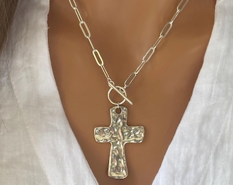 Ketting met gehamerd kruis: grote zilveren hanger, religieuze sieraden