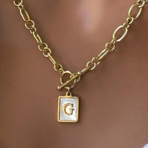 Collar con dije de letra dorada para mujer, regalo de cumpleaños personalizado hecho a mano para hija, joyería con cierre de palanca de nácar