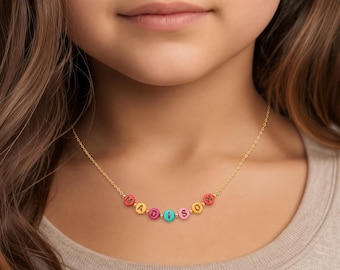 Mädchen Name Halskette, personalisierte Kinder Halskette, Bunte Buchstaben Perlenkette, Zierliche Gold Schmuck Geschenk für kleine Mädchen, Tween Schmuck