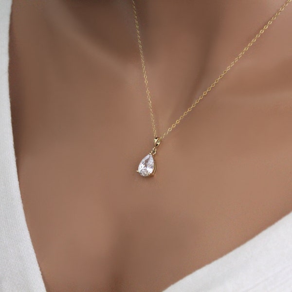 Diamond Necklace for Women Elegant Teardrop Crystal Pendant Zircon Solitaire Charm Waterdrop Cubic Zirconia Clear Minimal Pear Diamond