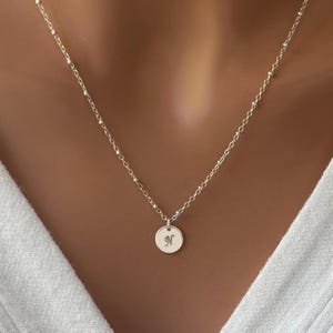 Collar con inicial de plata esterlina para mujer, joyería con letras, regalo para su cumpleaños, letra de disco minimalista, moneda con inicial de plata delicada