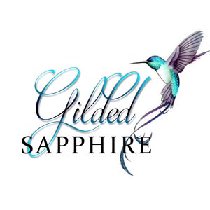 K&ouml;nnte beinhalten: Ein Logo mit dem Text "Gilded Sapphire" in einer blauen und schwarzen Schriftart. Ein blauer und violetter Kolibri mit einem langen, geschwungenen Schwanz fliegt &uuml;ber dem Text.