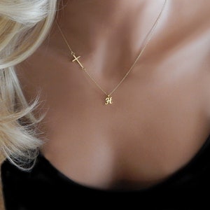 Collar con cruz lateral, regalo personalizado para ella, collar con inicial, regalo para el Día de la Madre, regalo de bautismo cristiano, joyería minimalista y delicada para mujer.