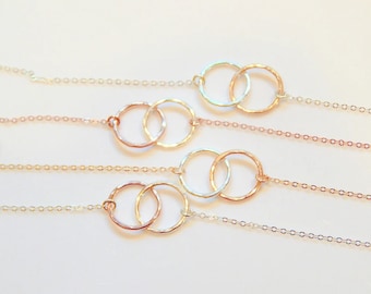 Eternity Circle-ketting, in elkaar grijpende goudzilveren ketting, tweekleurige cirkelhanger, minimalistische oneindigheidsketting, cadeau voor haar