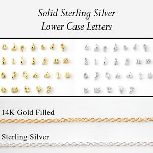 Puede incluir: Dos filas de letras min&uacute;sculas en plata de ley maciza y oro de 14 quilates. Las letras est&aacute;n ordenadas alfab&eacute;ticamente. Debajo de las letras hay dos cadenas, una en oro de 14 quilates y otra en plata de ley.