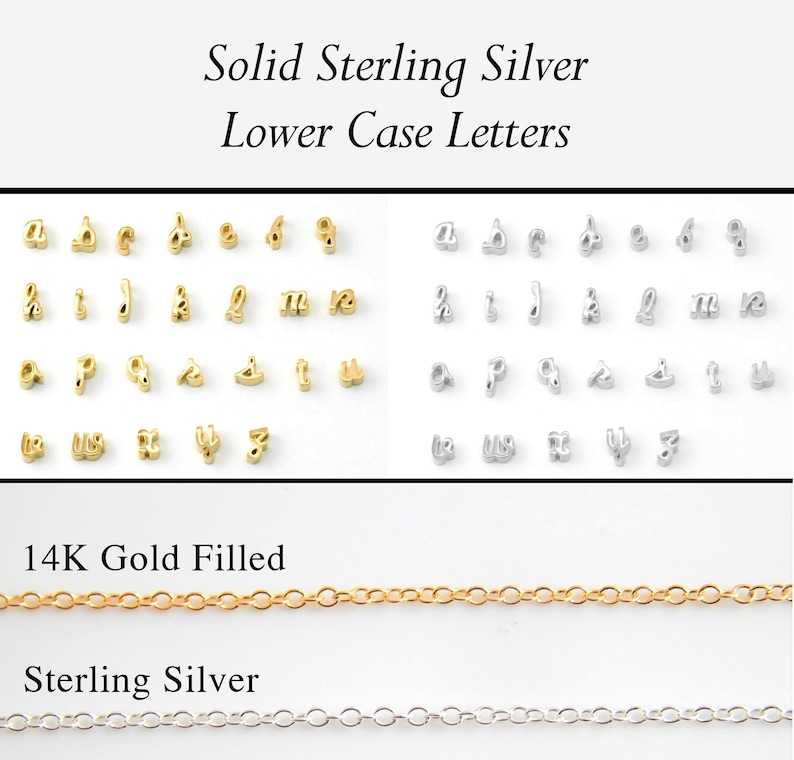 Puede incluir: Dos filas de letras min&uacute;sculas en plata de ley maciza y oro de 14 quilates. Las letras est&aacute;n ordenadas alfab&eacute;ticamente. Debajo de las letras hay dos cadenas, una en oro de 14 quilates y otra en plata de ley.