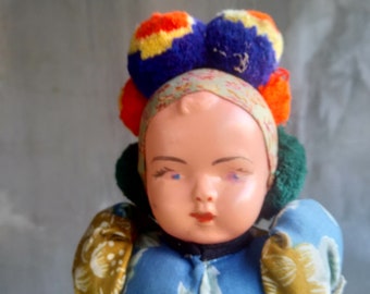 Muñeca folclórica húngara vintage, vestido floral y traje étnico.