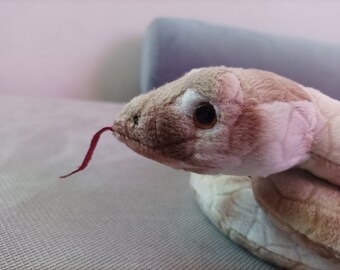 Pluche slangenspeelgoed – zachte knuffel – realistische slang – UC Toys – vintage pluche – reptielenspeelgoed – slang cadeau voor kinderen