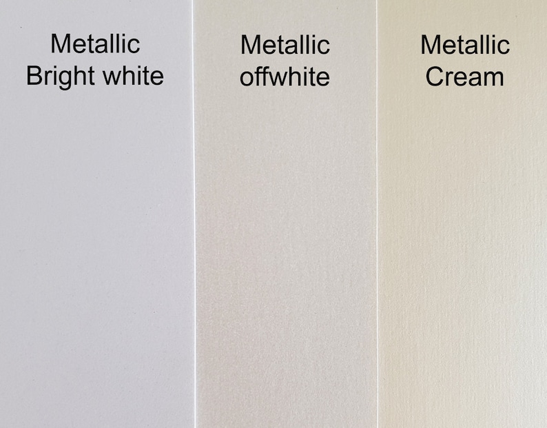 Puede incluir: Tres muestras de papel met&aacute;lico en diferentes tonos de blanco: blanco brillante, blanco roto y crema.