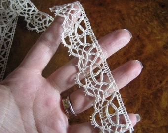 Fabulous vintage Tudor design Reticella lace Renaissance or Elizabethan lace for ruffs, big yardage, two shades available