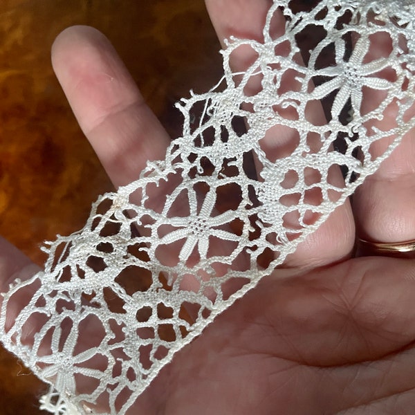 Deep replica Tudor ‘bobbin’ lace in Reticella style! Perfect for Elizabethan ruffs, big yardage available (no 753)