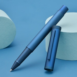Gepersonaliseerde Hongdian 1851 donkerblauwe bosrollerbalpen met Schmidt Black Ink Refill, klassiek ontwerp gegraveerde pen