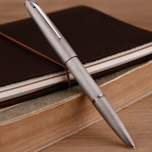 Stylo plume Majohn Ti 200 en acier inoxydable, plume classique en or 14 carats / plume fine iridium, cadeau stylo lisse signature