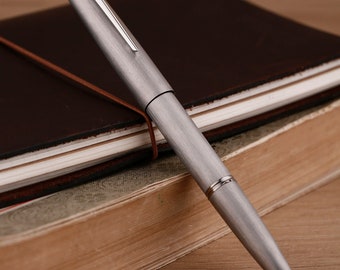 Majohn Ti 200 Stylo plume en acier inoxydable, plume en or 14K / Iridium Fine Nib Classic Pen, stylo signature lisse cadeau