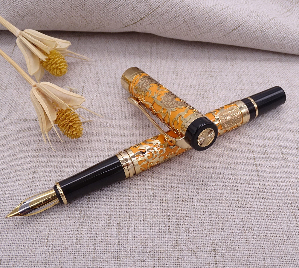 Jinhao 5000 Füllfederhalter – Mittlere Feder, Orange Mit 3D-Drachen-Prägung & Goldener Fassung, Inkl. Konverter & Stifttasche