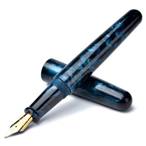 erofa Fuliwen 017 Vulpen Medium Penpunt, Chaos Blue Celluloid Barrel Ink Pen met Kleine Pen Tas erofa Fuliwen 017 Vulpen Medium Penpunt, Chaos Blue Celluloid Barrel Ink Pen met Kleine Pen Tas