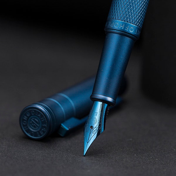 Personalisierte Hongdian 1851 Dark Blue Forest Füllfederhalter, Blauer Extra Fein / Fein / Medium / Bent Nib Metall Geschenkstift