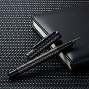 Hongdian 1861 Zwarte Woud Koolstofvezel Vulpen, EF/F/M/Gebogen Penpunt Modern Design Glad Schrijven Pen