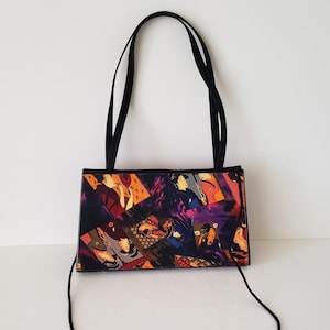Bolso de hombro tipo cartera Angela Frascone de seda, con figuras japonesas, colores vibrantes, doble asa y cordón largo para el hombro. Excelente estado.