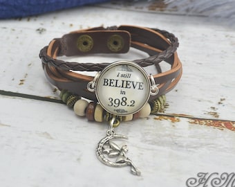 Sprookjesarmband, literaire armband, 'Ik geloof nog steeds in 398.2' fotoarmband, gevlochten leren armband, fotojuwelen cadeau (SL881701)