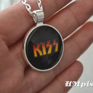 Naszyjnik Kiss, naszyjnik z wisiorkiem Kiss, kolczyki z wkrętkami Kiss, spinki do mankietów Kiss, wisiorek Rock Band Kiss ze stopu cynku, retro modny prezent dla fanów (XL5503)